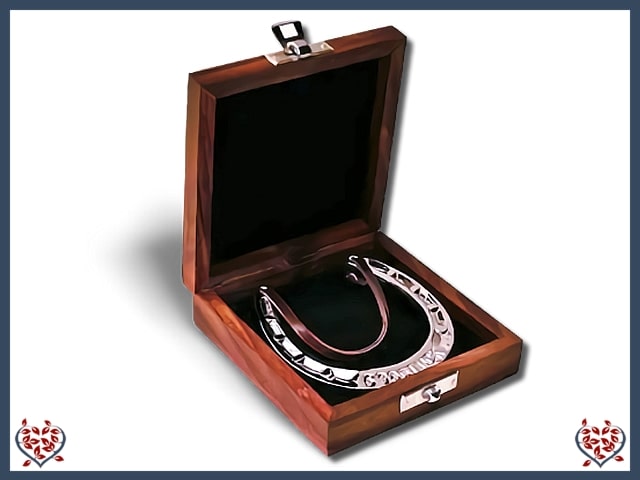 WOODEN BOX WITH 'GOOD LUCK' HORSESHOE | Wooden Home Accessories